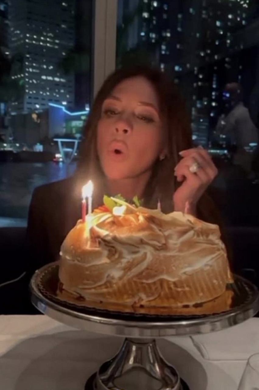 4月17日,为了给维多利亚庆祝49岁生日,在"老爸"大卫的带领下,贝克汉姆