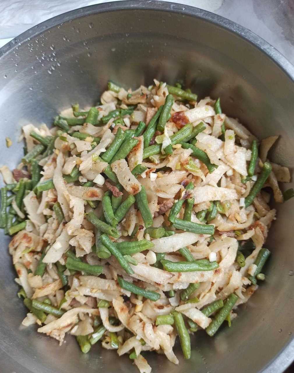 午餐,长豆角炒饼,西红柿鸡蛋汤