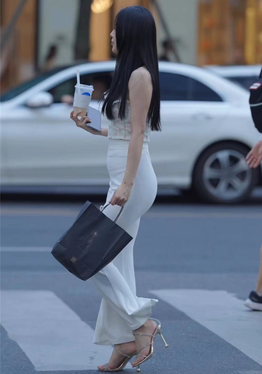 武汉街拍长发及腰美女,是你喜欢的搭配类型吗?