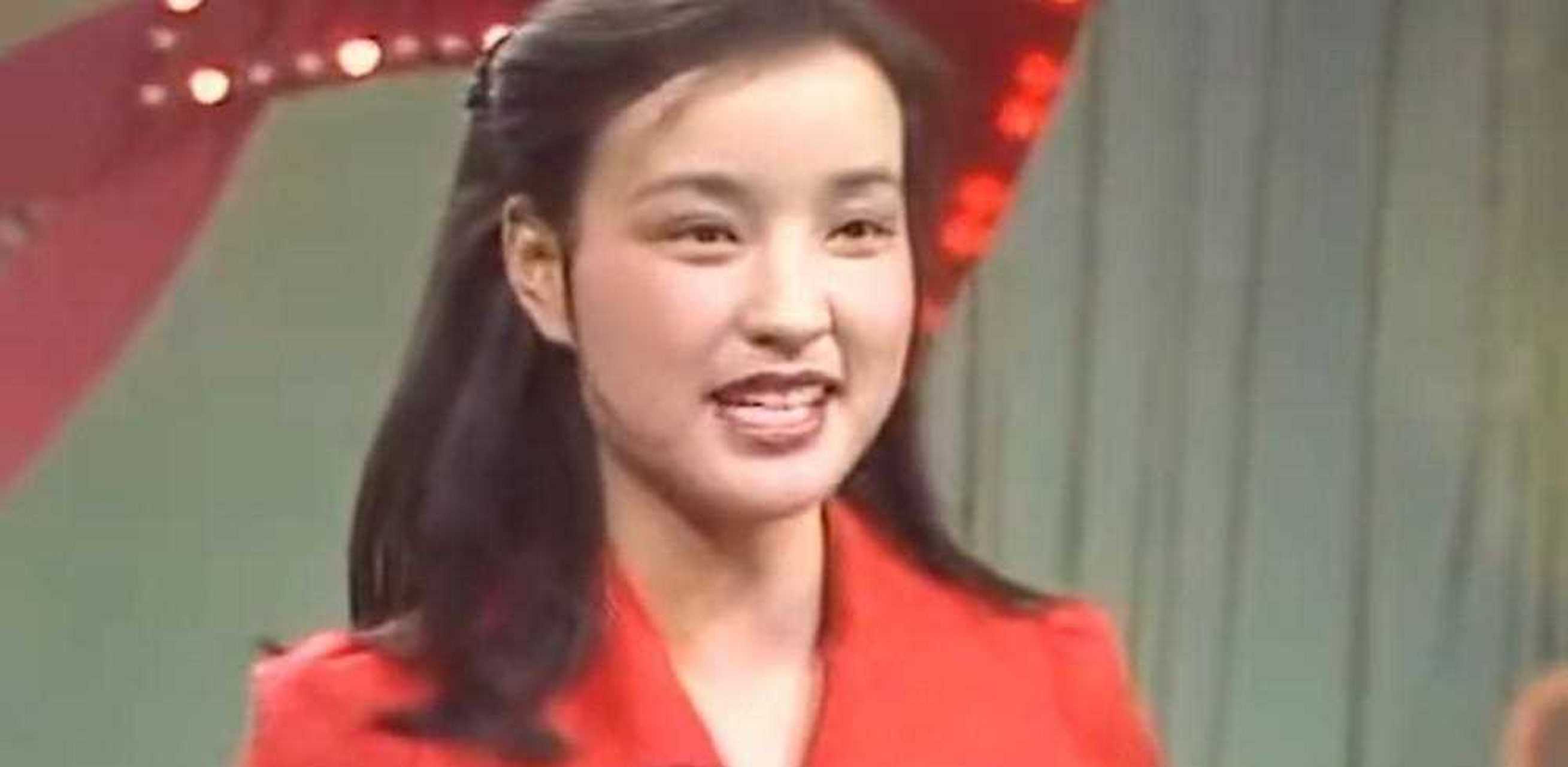 1983年央视第一届春晚,就是直播的形式.