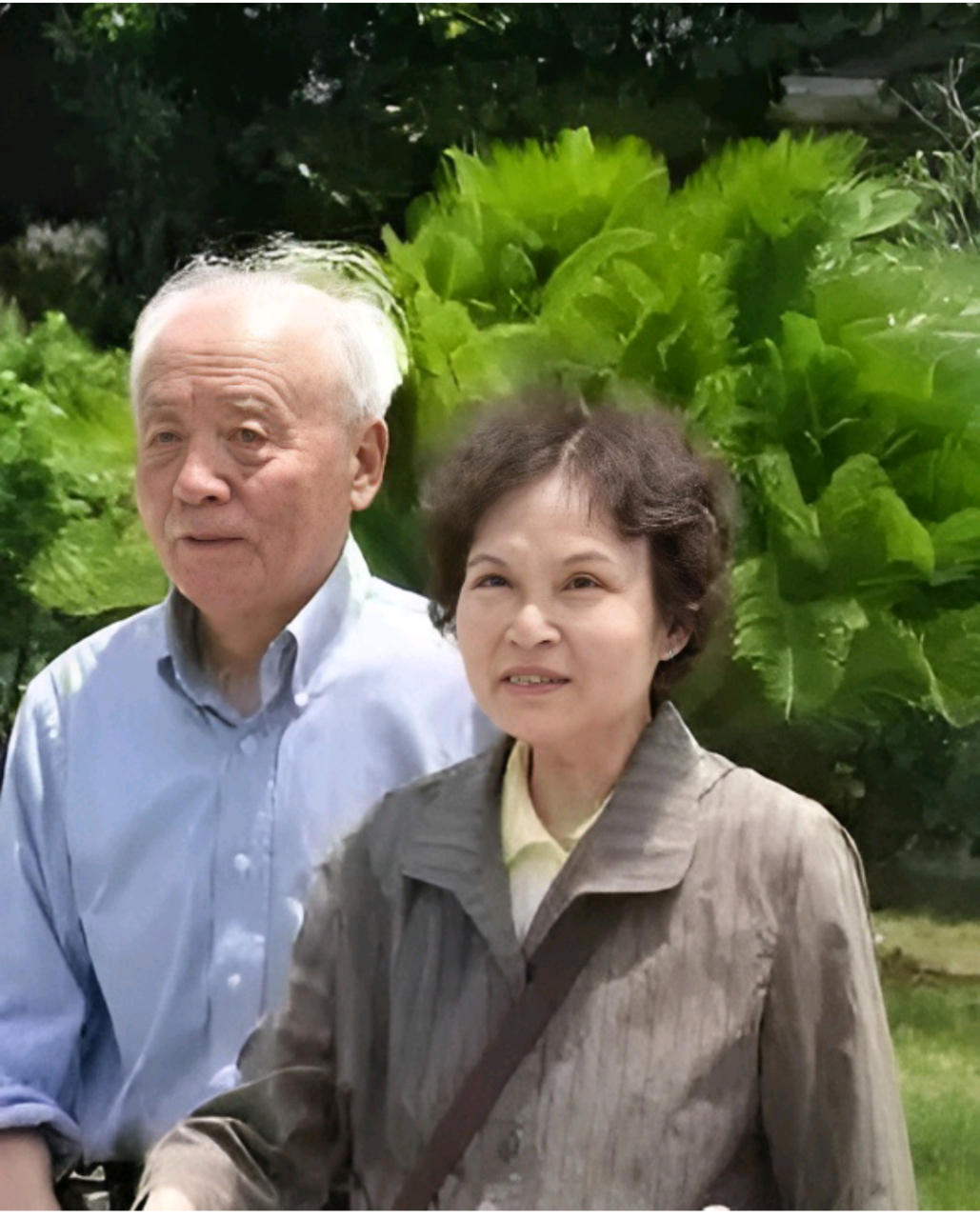 林徽因女儿的结婚照,画面中的梁再冰扎着两个马尾辫,她与丈夫于杭都穿