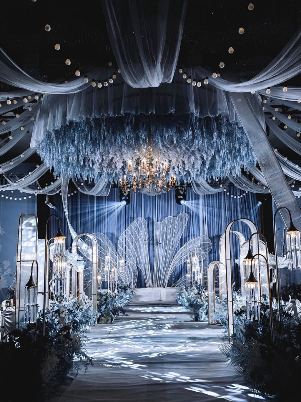 梦幻莫兰迪蓝色系婚礼 我和你的爱情就像连绵不断的高山 就像轻轻吹拂