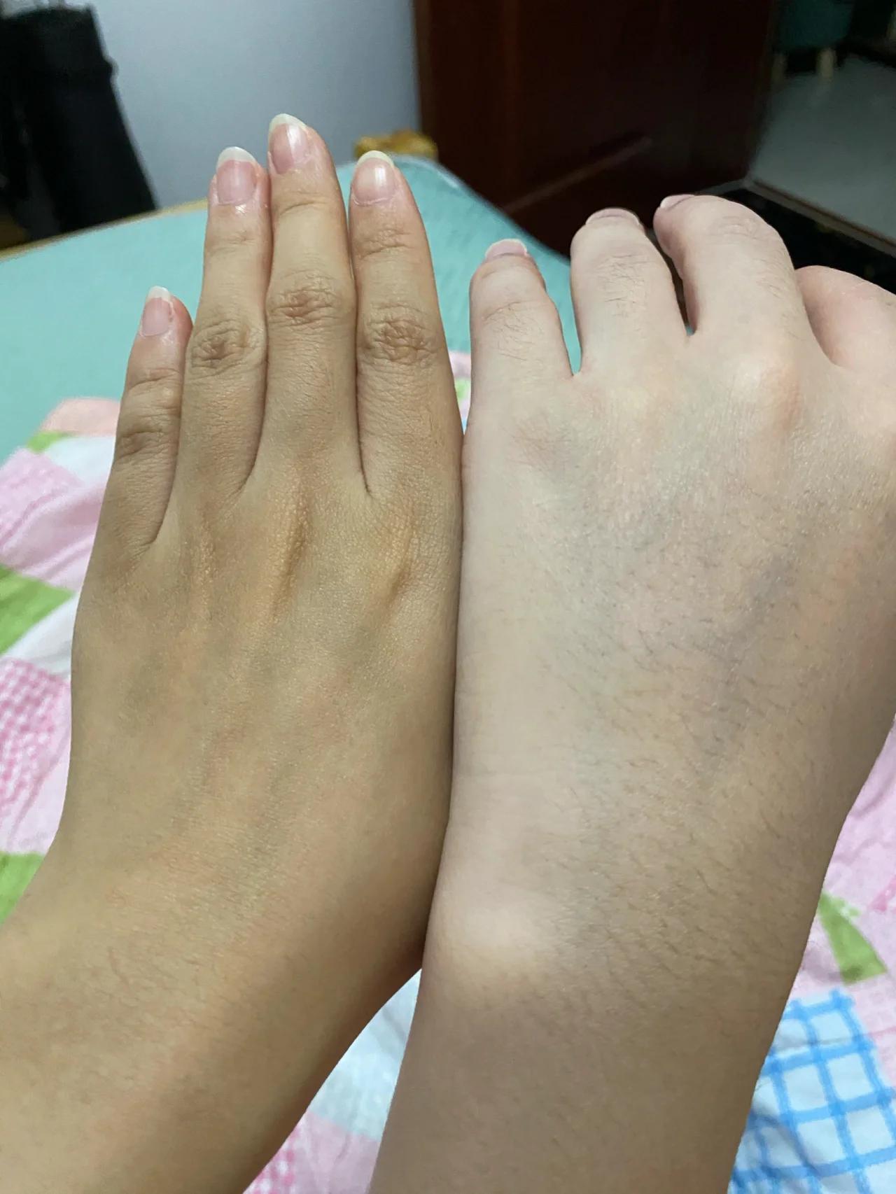 一个女生比男生黑这么多 我:我好黑 徐老板:你不黑,你是正常肤色 我