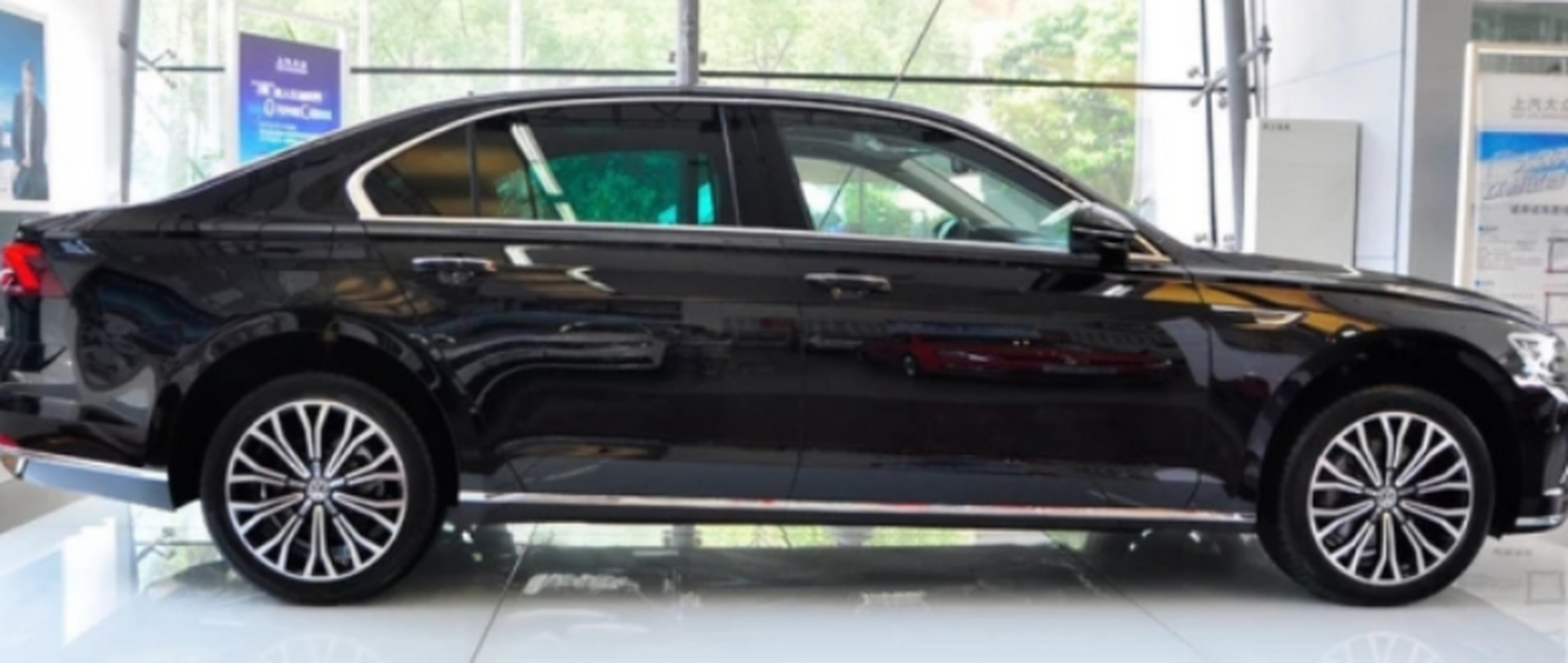 大众辉昂车长超过5米,车身宽度达到了1893毫米,轴距超过3米,身材全面