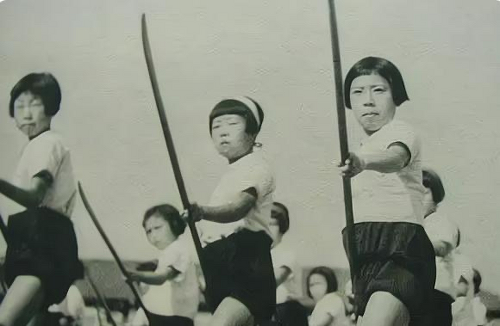 这种队伍叫"日本女子挺身队",通常是由日本15岁至17岁的少女或者高中