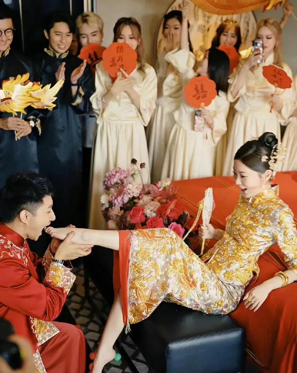 好多地方结婚都要求亲新娘脚背,这是什么习俗?