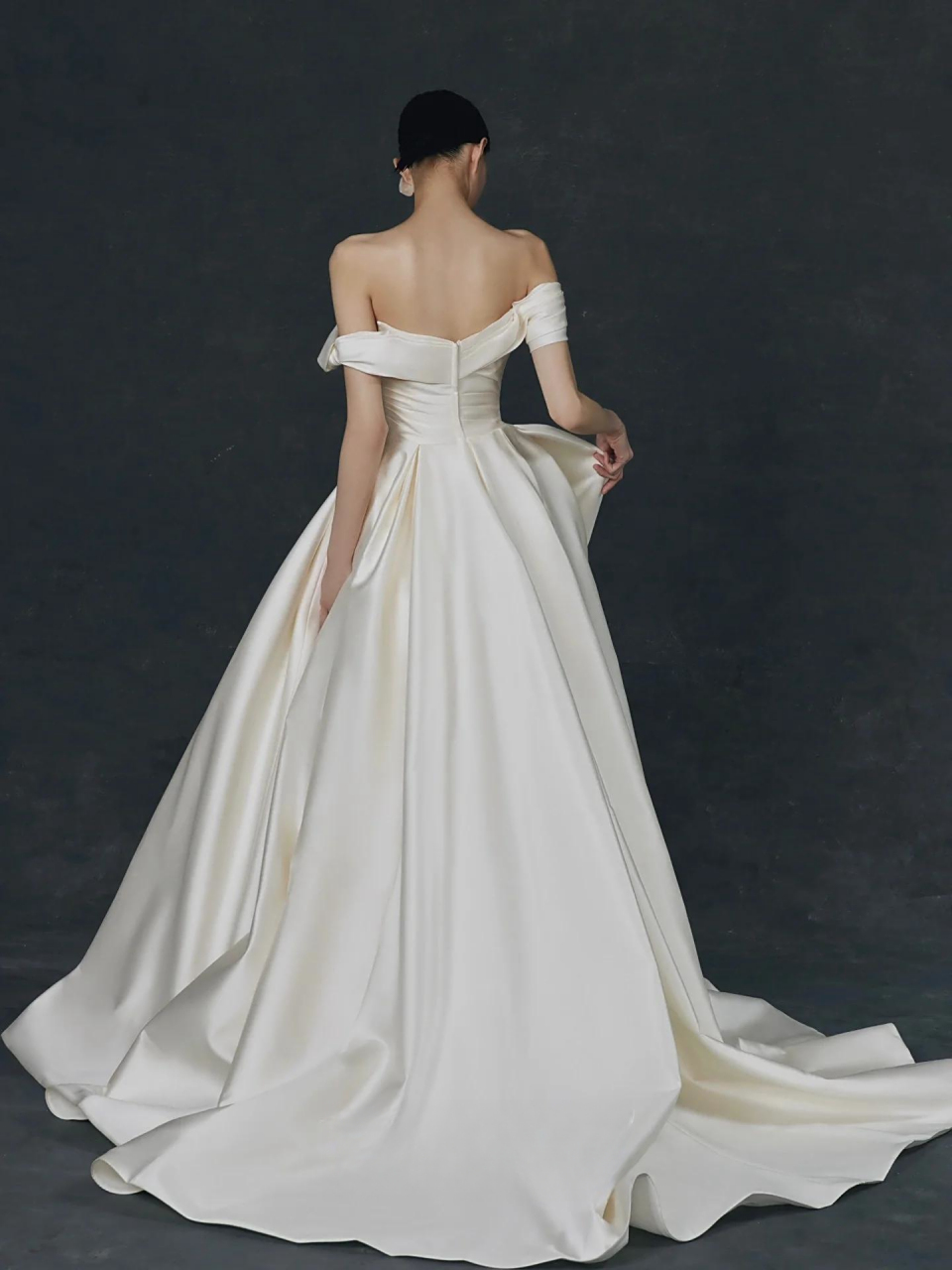 线条艺术写就的唯美诗歌  缎面与褶皱线条艺术的结合使得裙摆动静相生