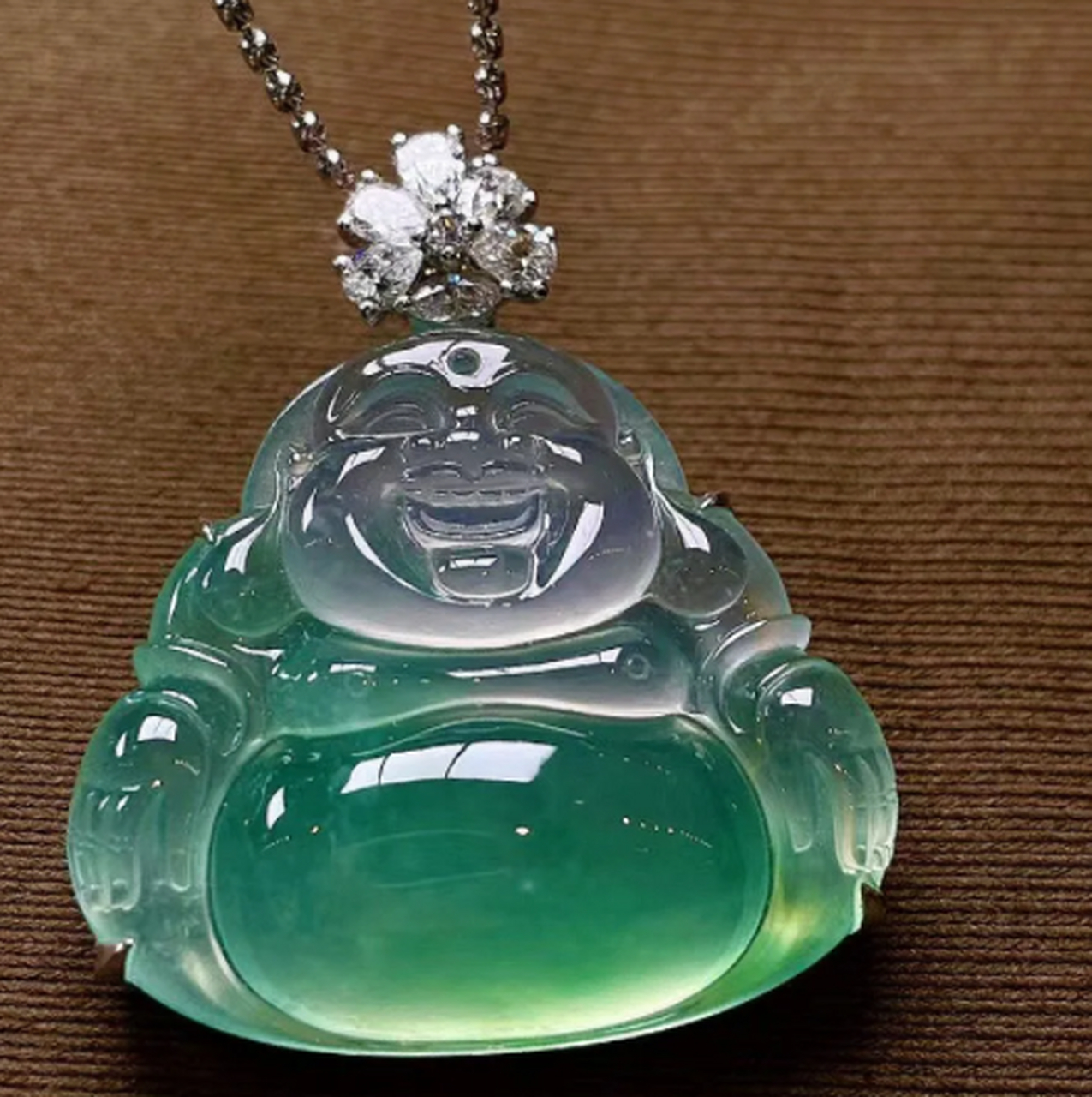 点击头像看直播##翡翠# 这枚玻璃种飘绿的翡翠佛公,素件造型,清透