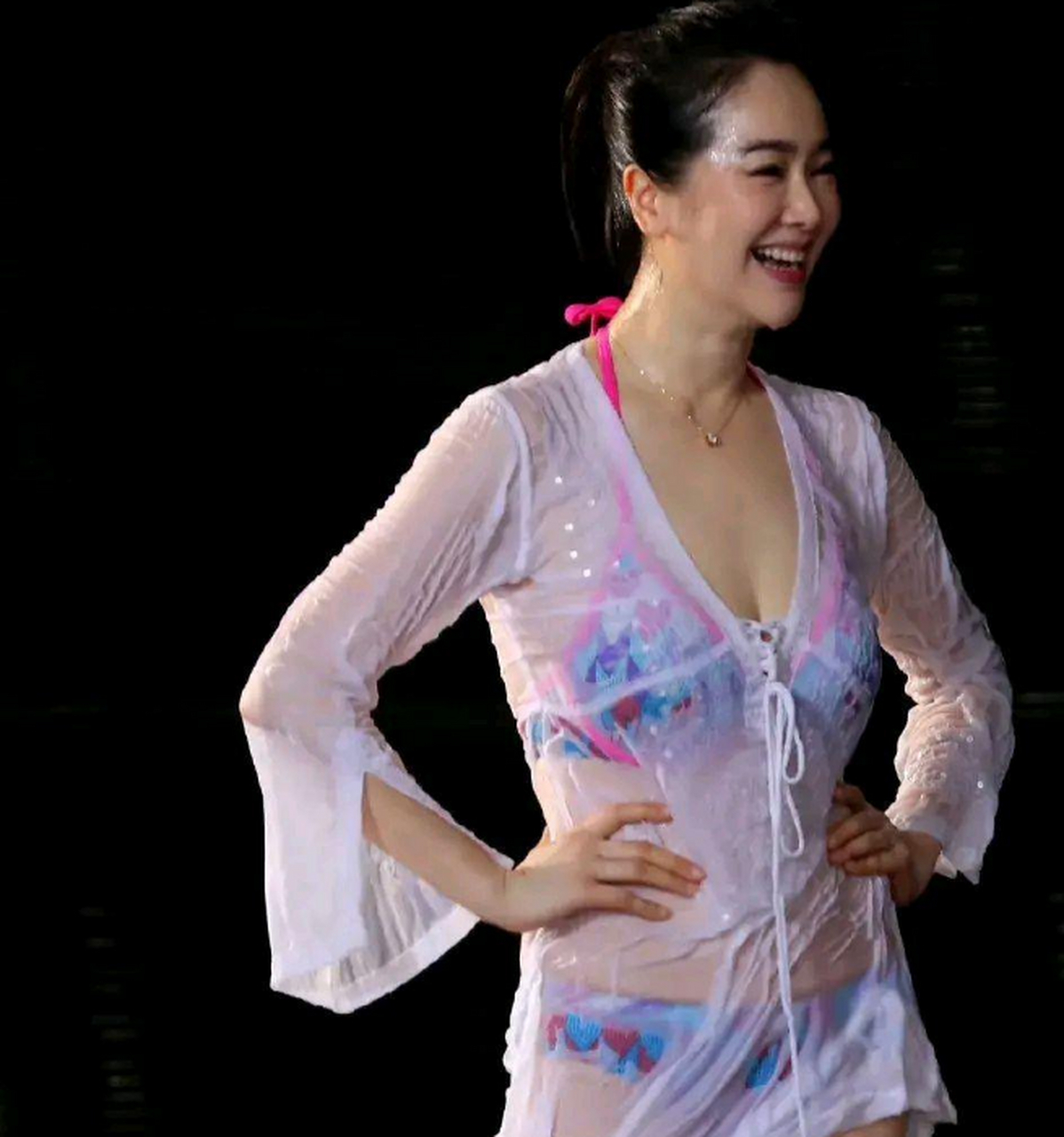 左小青今年已经45岁,状态宛如少女,她告诉我们中年女性,并不意味着