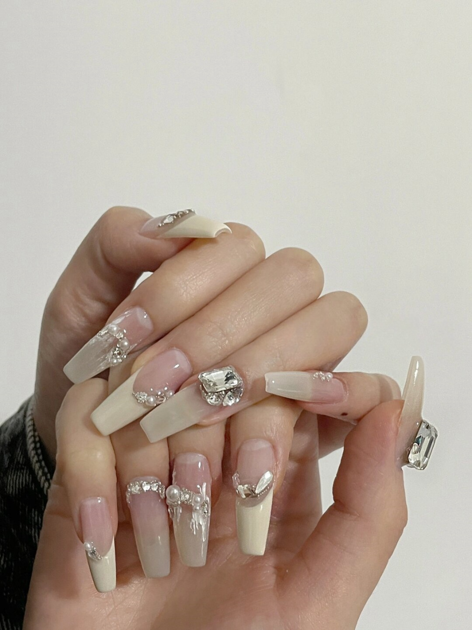 细节感满满堆钻婚甲  镶嵌的钻石闪烁着迷人的光芒,展现出一种浪漫而