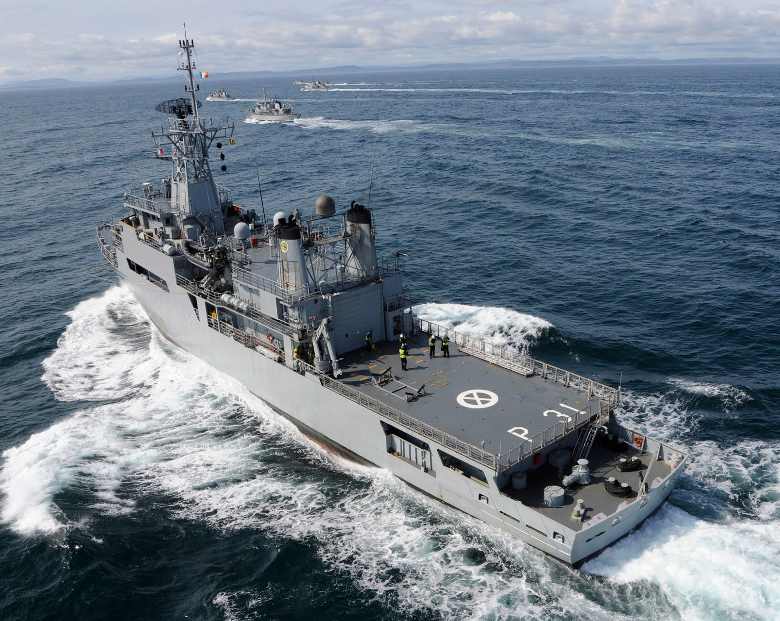 爱尔兰海军非常缺人,以至于除了一艘军舰外,其他所有军舰都停在港口.