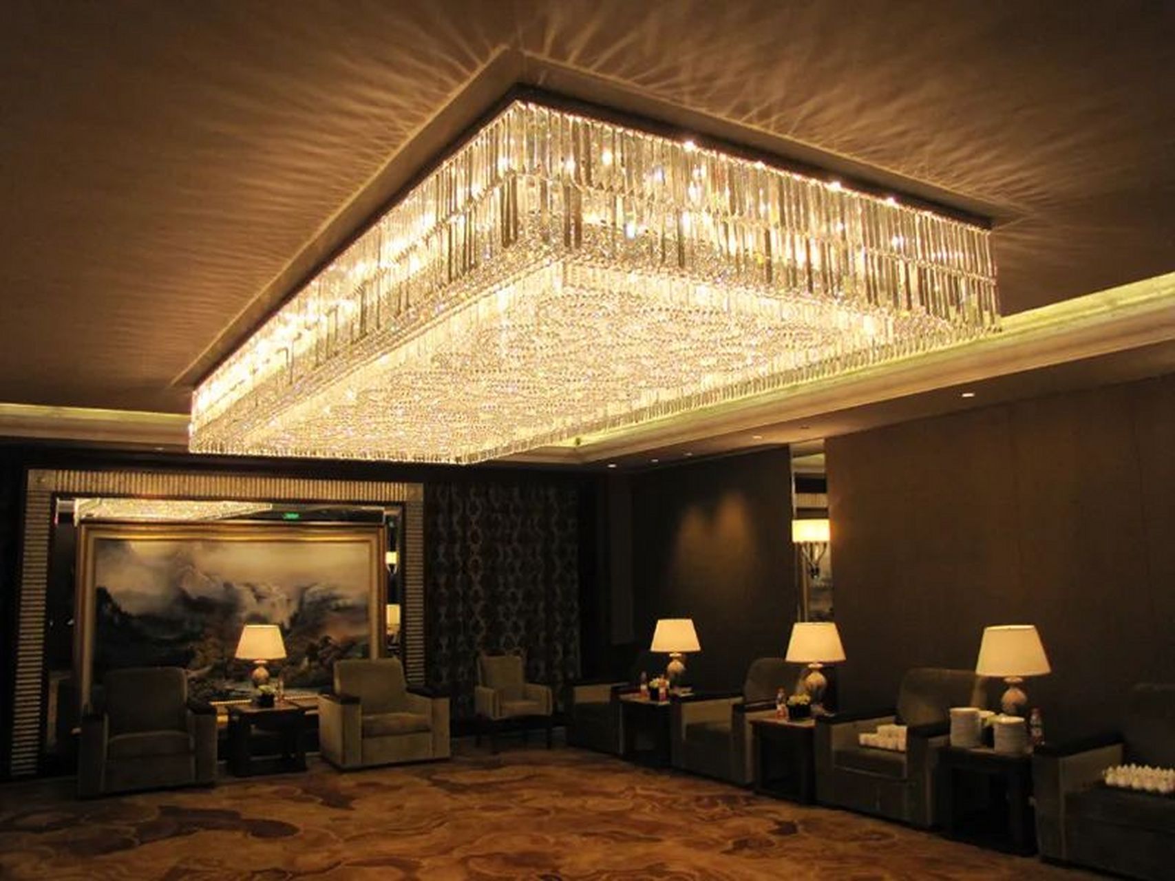 酒店大堂定制用水晶灯具的作用 酒店大堂是酒店的一个重要接待区域