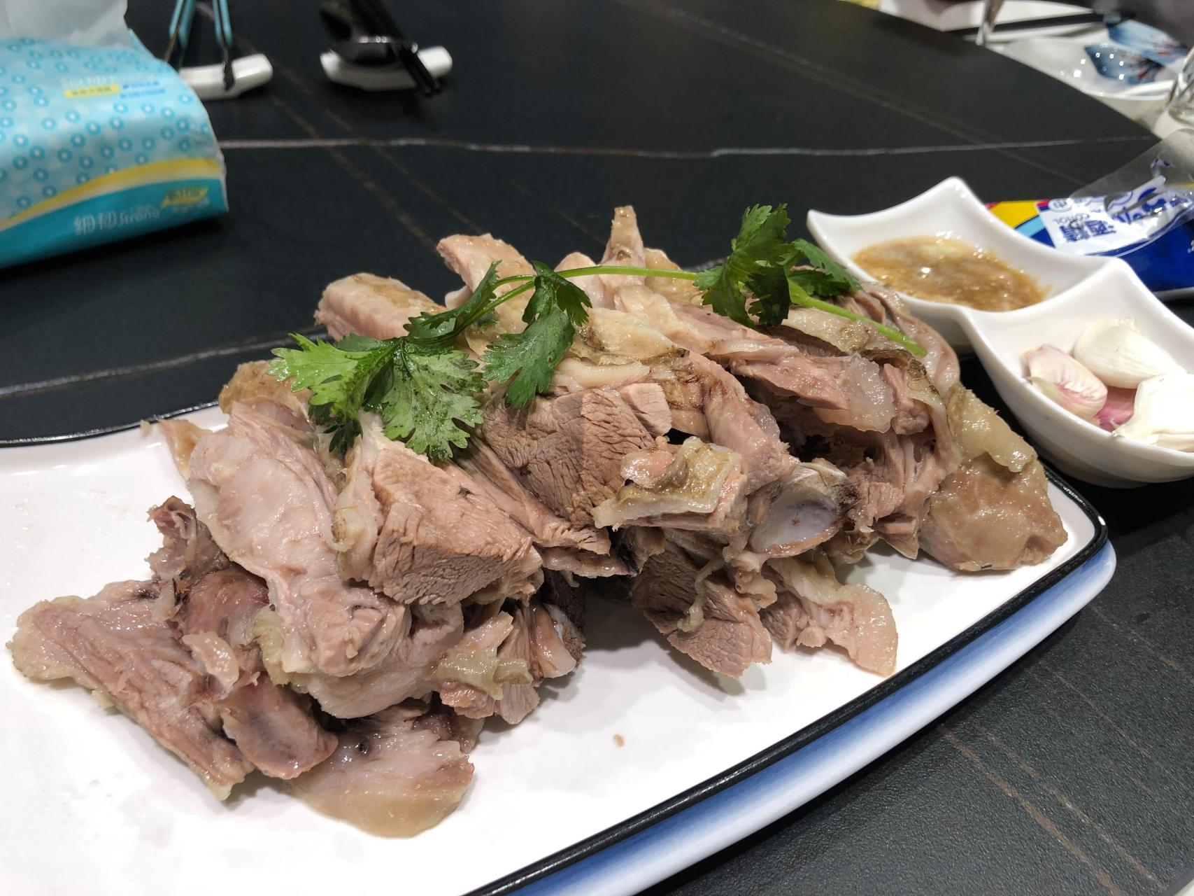 临夏东乡手抓羊肉,是甘肃十大经典名菜之一,大受食客们的推崇.