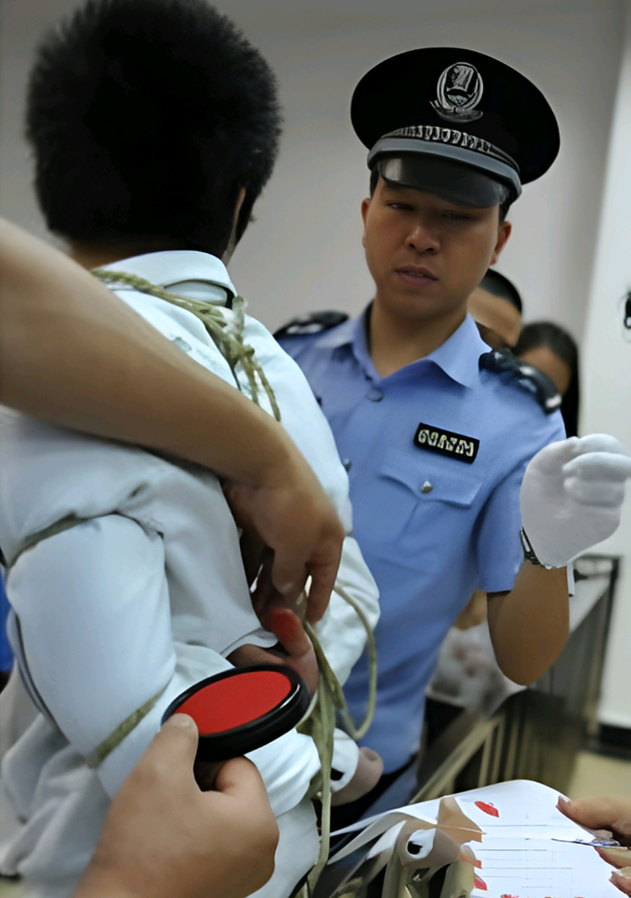 2012年,一个面带笑容的年轻人林文栋被押赴刑场执行死刑,在按下死亡
