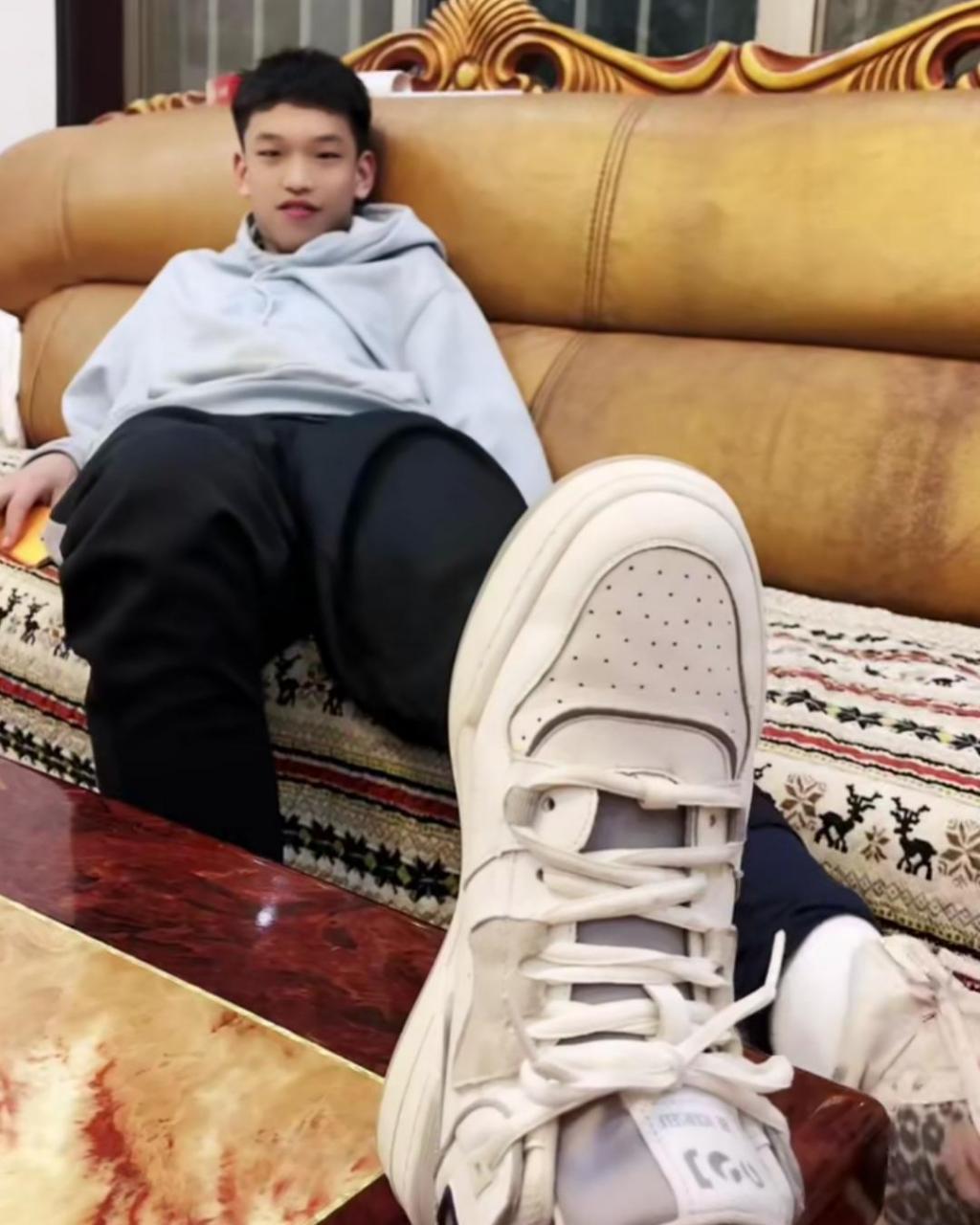 谁家孩子,13岁199cm,51码大脚,都买不到鞋子了! #趣图搞笑