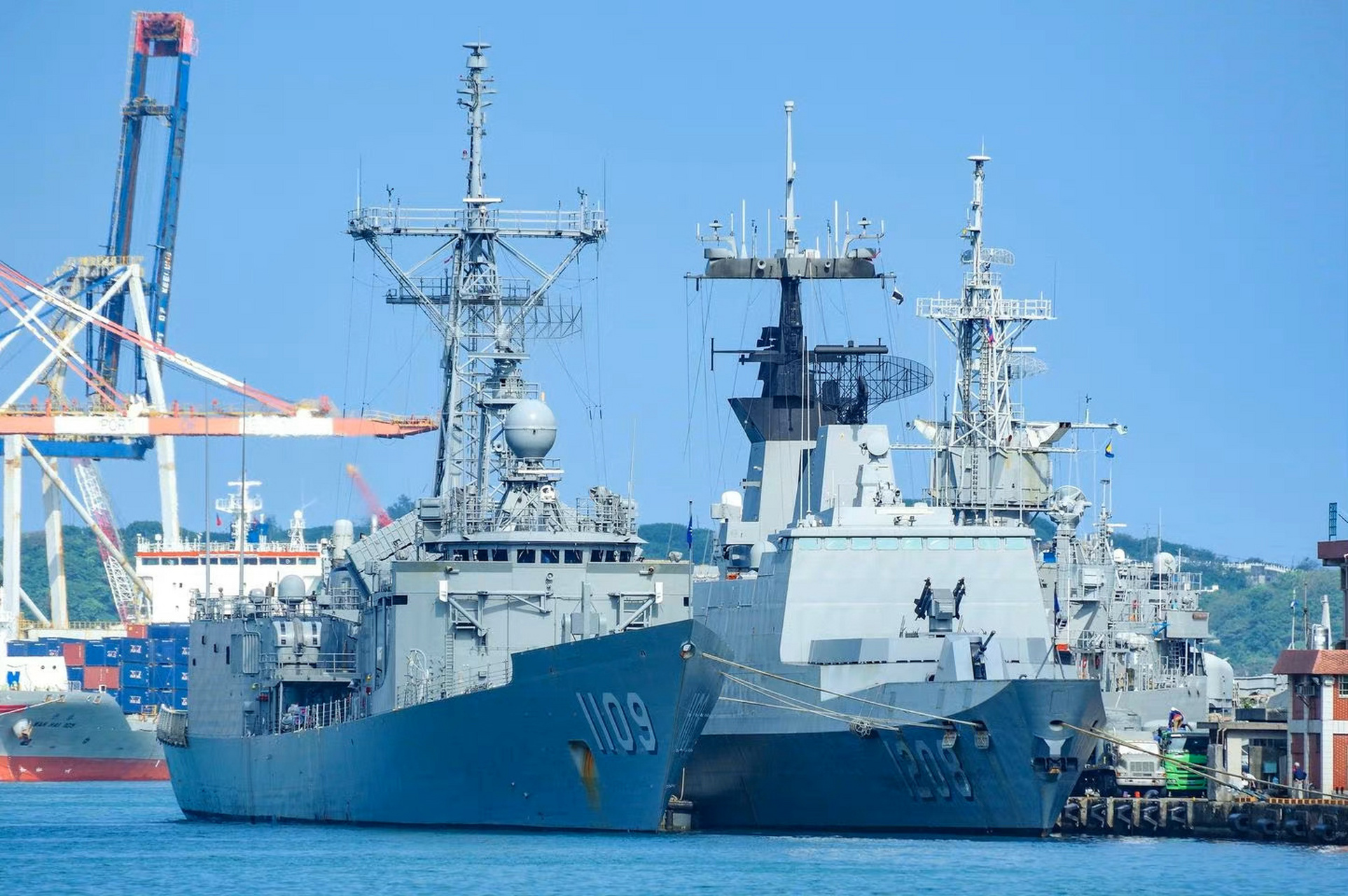 东南某省三型主力军舰,其中成功级导弹护卫舰10艘,康定级导弹护卫舰6