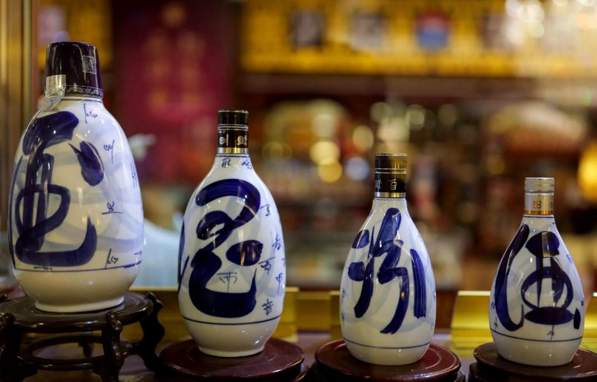 代表性白酒  贵州:茅台,董酒,国台,珍酒  湖北:黄鹤楼,白云边,稻花香