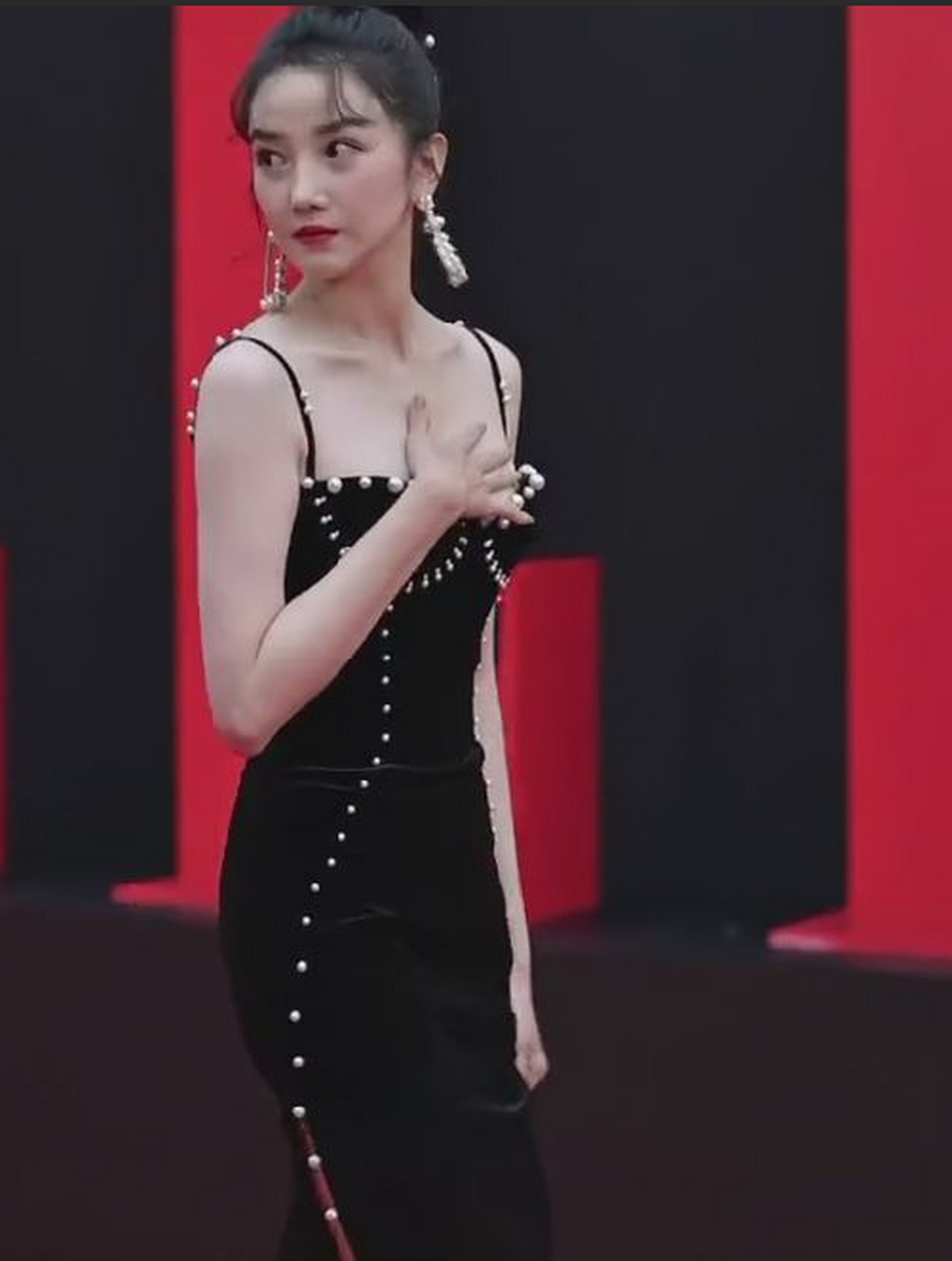 陈小纭为人评价不少,身材却很不赖,穿紧身吊带裙尽显凹凸曲线感,吊带