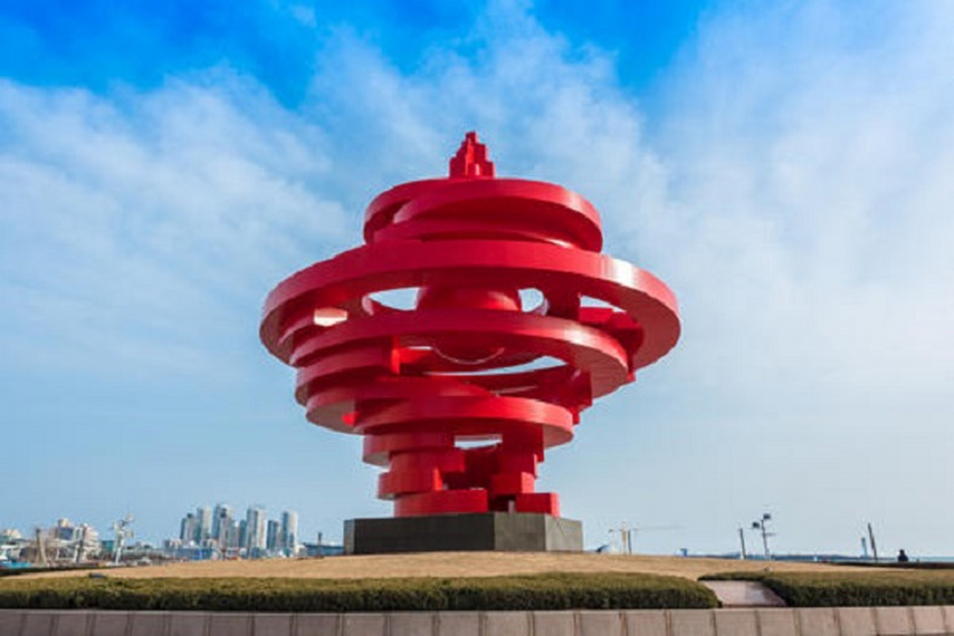 青岛十大网红景点   1. 五四广场    2. 八大关    3. 崂山    4. 青