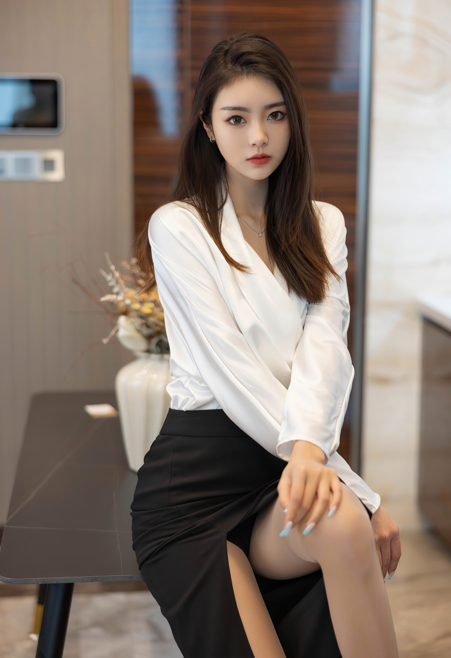 丰盈多姿的苗条身段下,简约白色上衣搭配黑色裙子,性感原色丝袜更体现