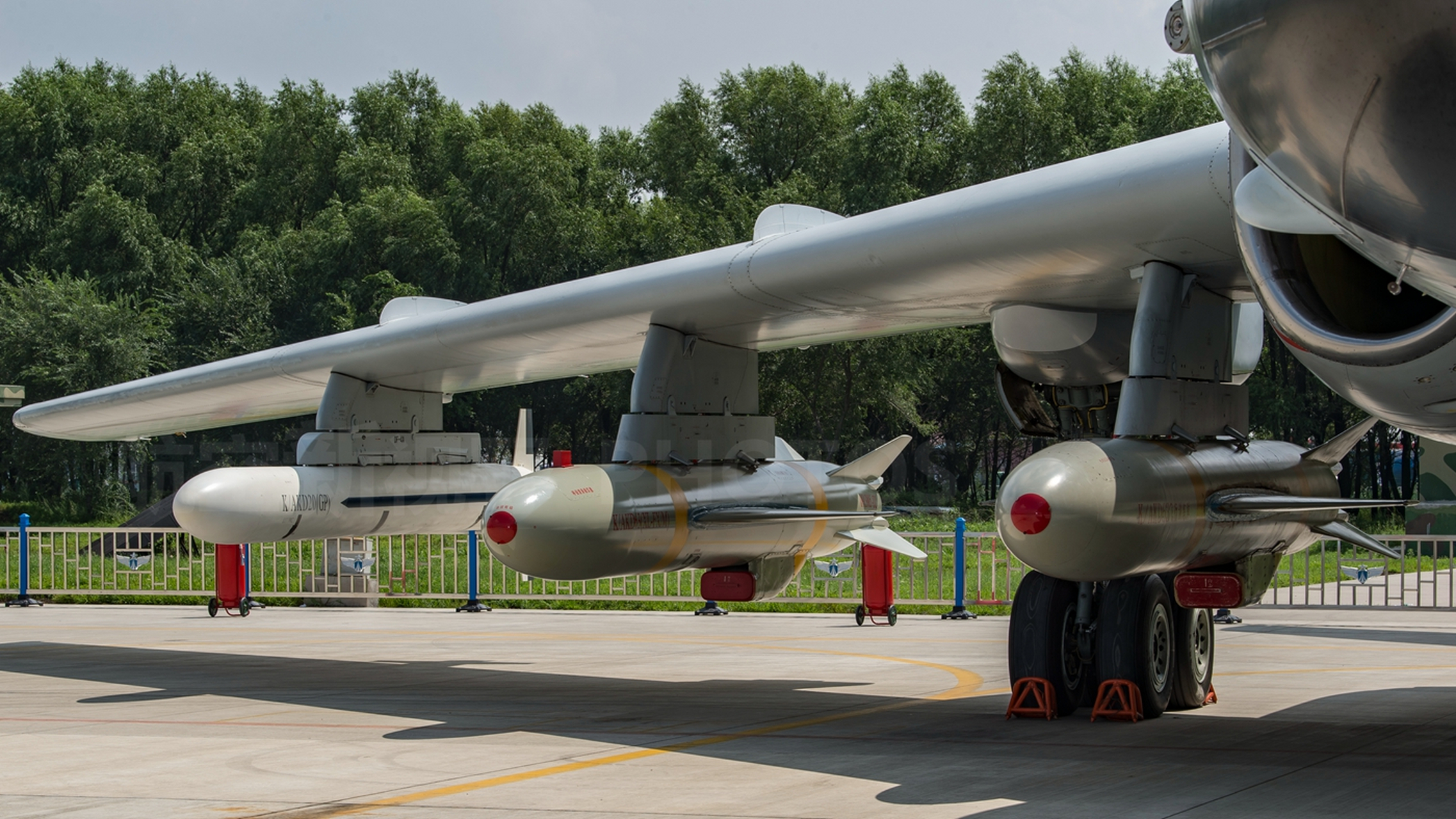 我国空军轰-6k轰炸机可以挂载的武器,以前网络上经常有人说美国空军的