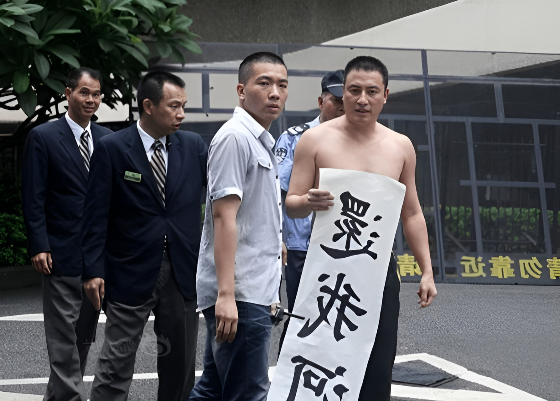 2011年,刘强纵火焚烧日本供奉战犯的靖国神社.