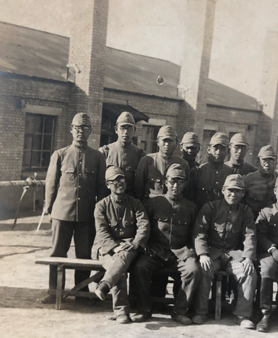 侵华日军合影,戴眼镜的看起来很兴奋