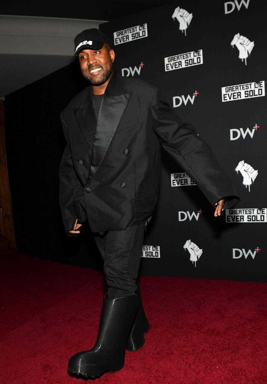 [偷笑] 据tmz独家报道, 坎耶·维斯特和yeezy设计师bianca censori