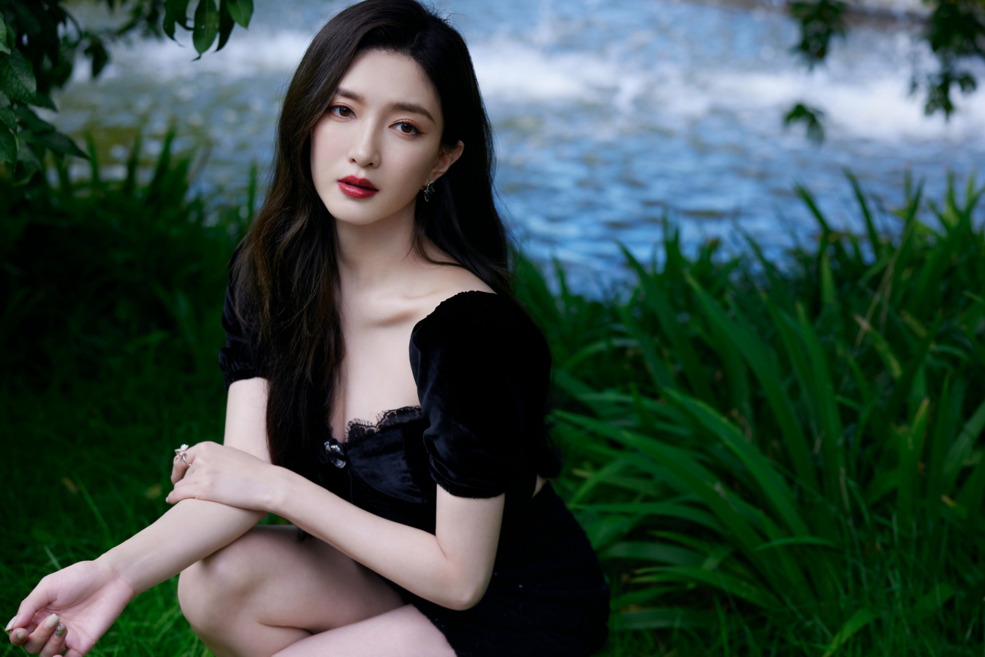 江疏影黑色连衣裙唯美端庄造型!上演成熟精致,优雅大方之美!