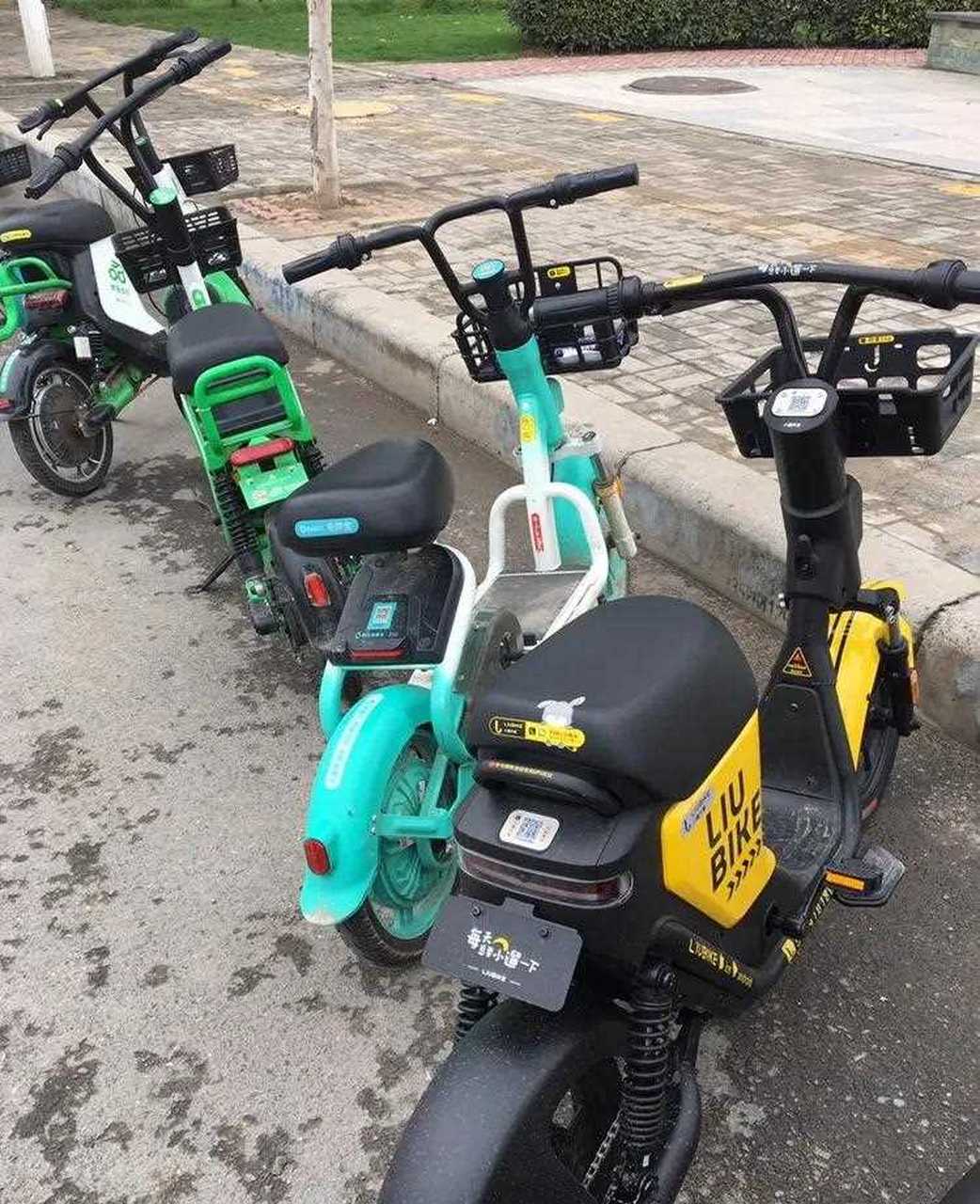 郑州非中心城区的新郑等地街头,出现了很多共享电动车,品牌也很多元