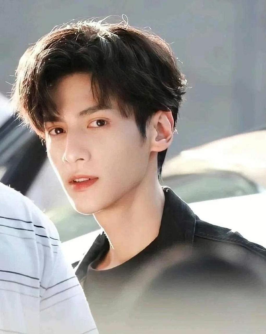 罗云熙帅确实很帅,身高也长得很高,唯一的缺点就是太瘦了,作为一名男