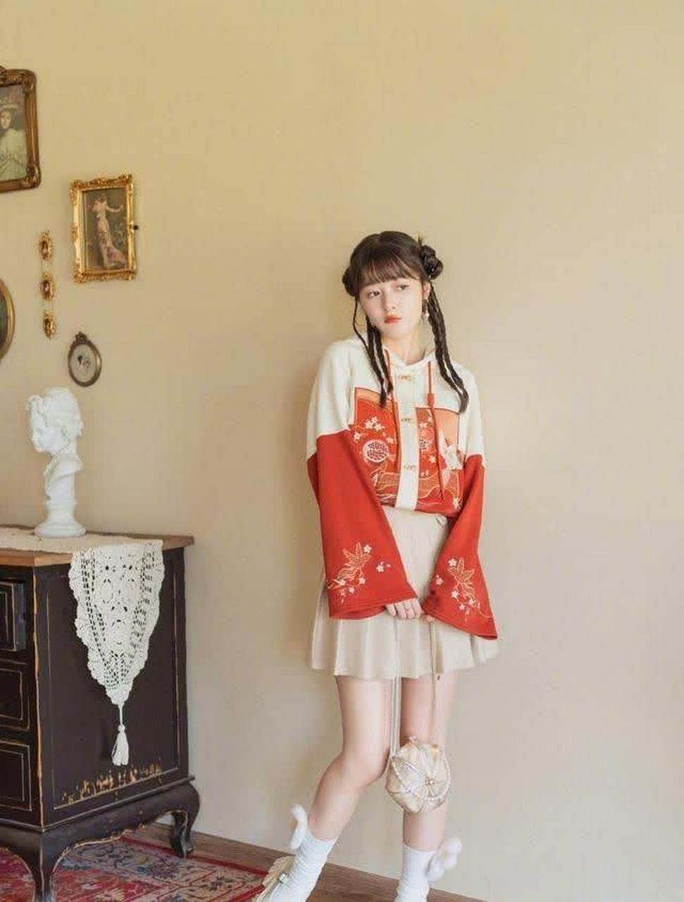 徐娇回归周星驰公司,格子条纹绑带裙宛若漫画娃娃,和当初大不同