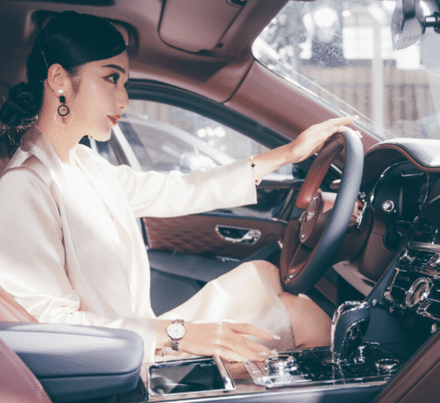 宾利女销售也火了!