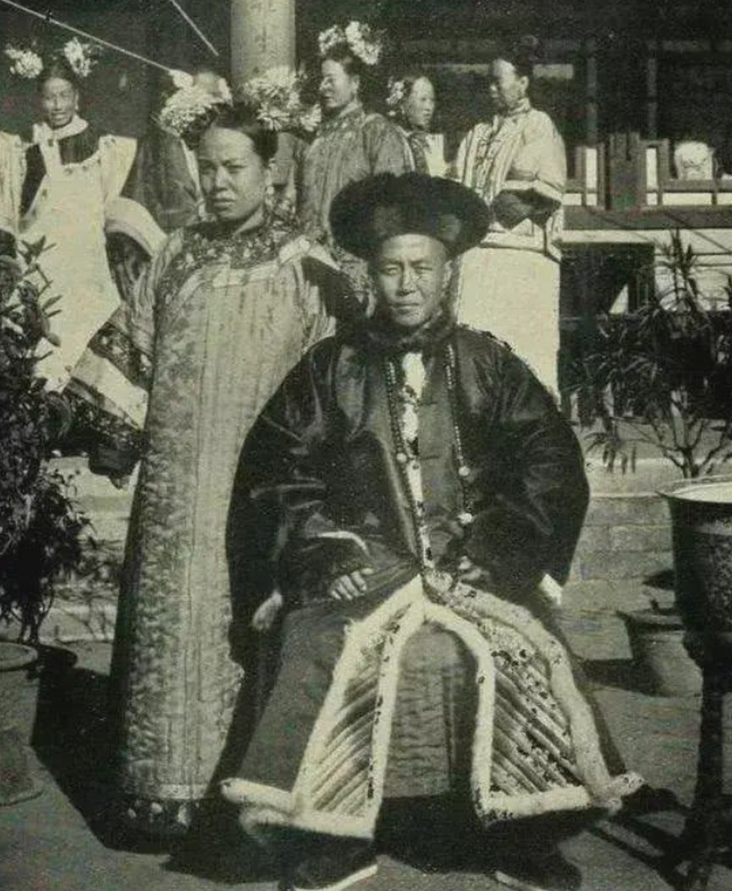 清朝老照片:这是一个清朝的王爷家里