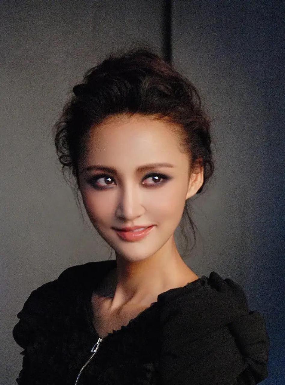 颜值巅峰的张歆艺在我心里就是绝对的大美女,个人觉得没几个人比她