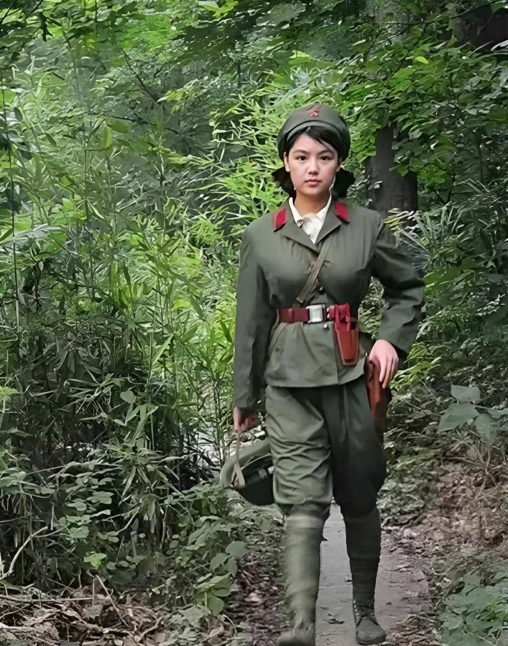 80年代的一张老照片里,有位解放军女战士漂亮得与众不同,并且穿上军装