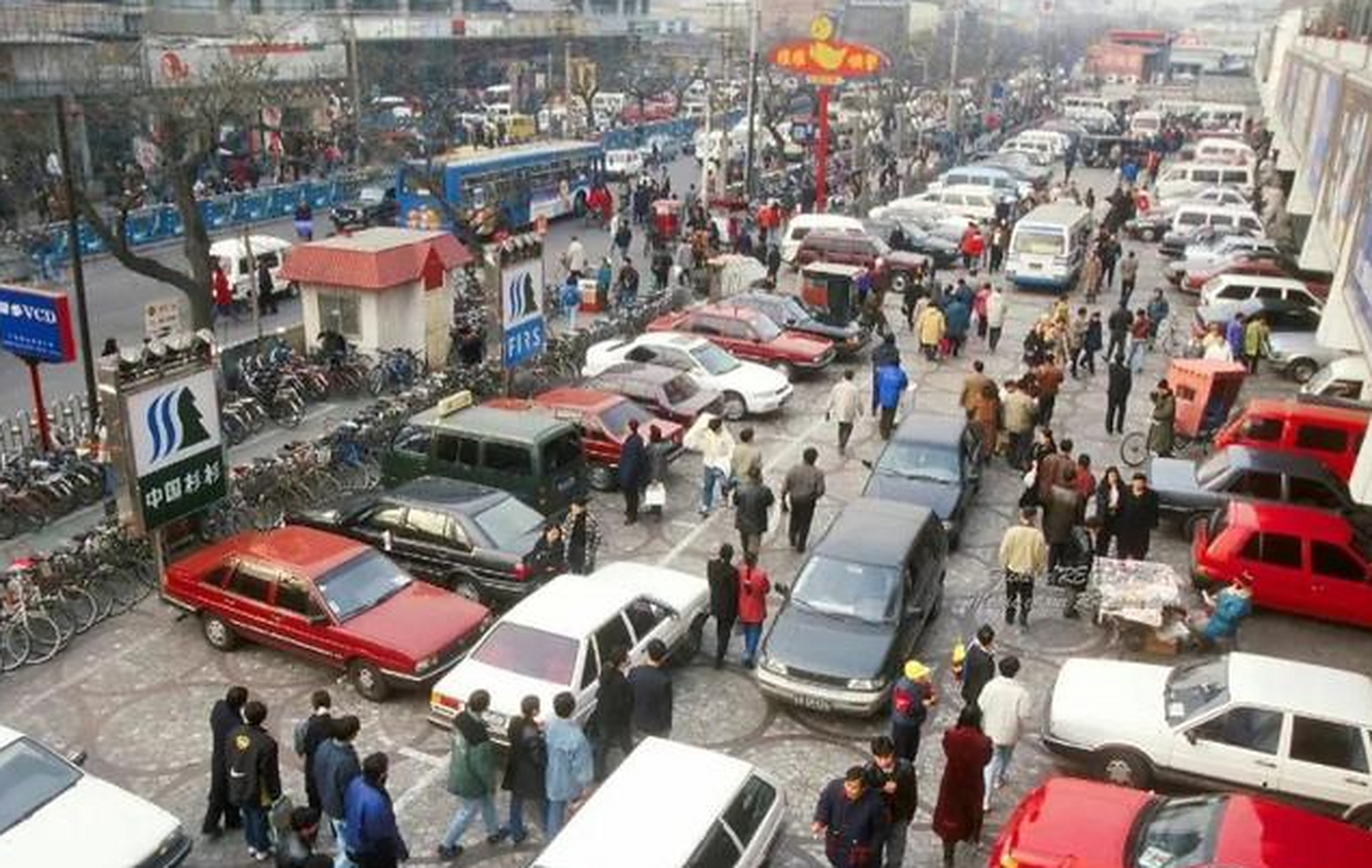 95年的北京街头,当时的出租车价钱都不一样,黄色面包车最便宜,只要1元