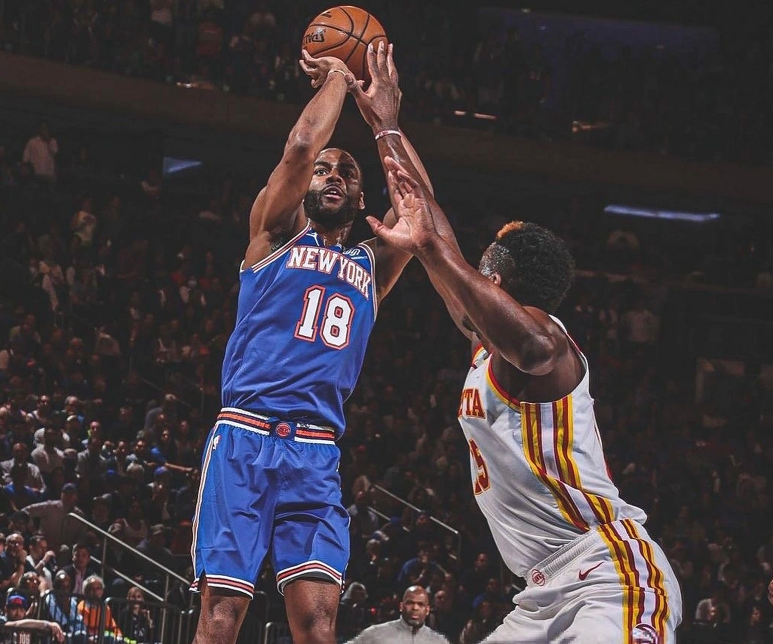 消息人士透露,湖人对即将成为自由球员的尼克斯后卫亚历克-伯克斯感