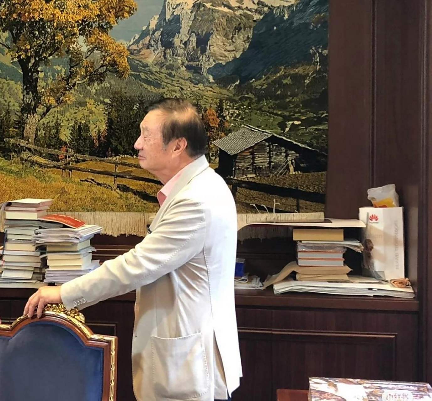 华为老总任正非的办公桌上