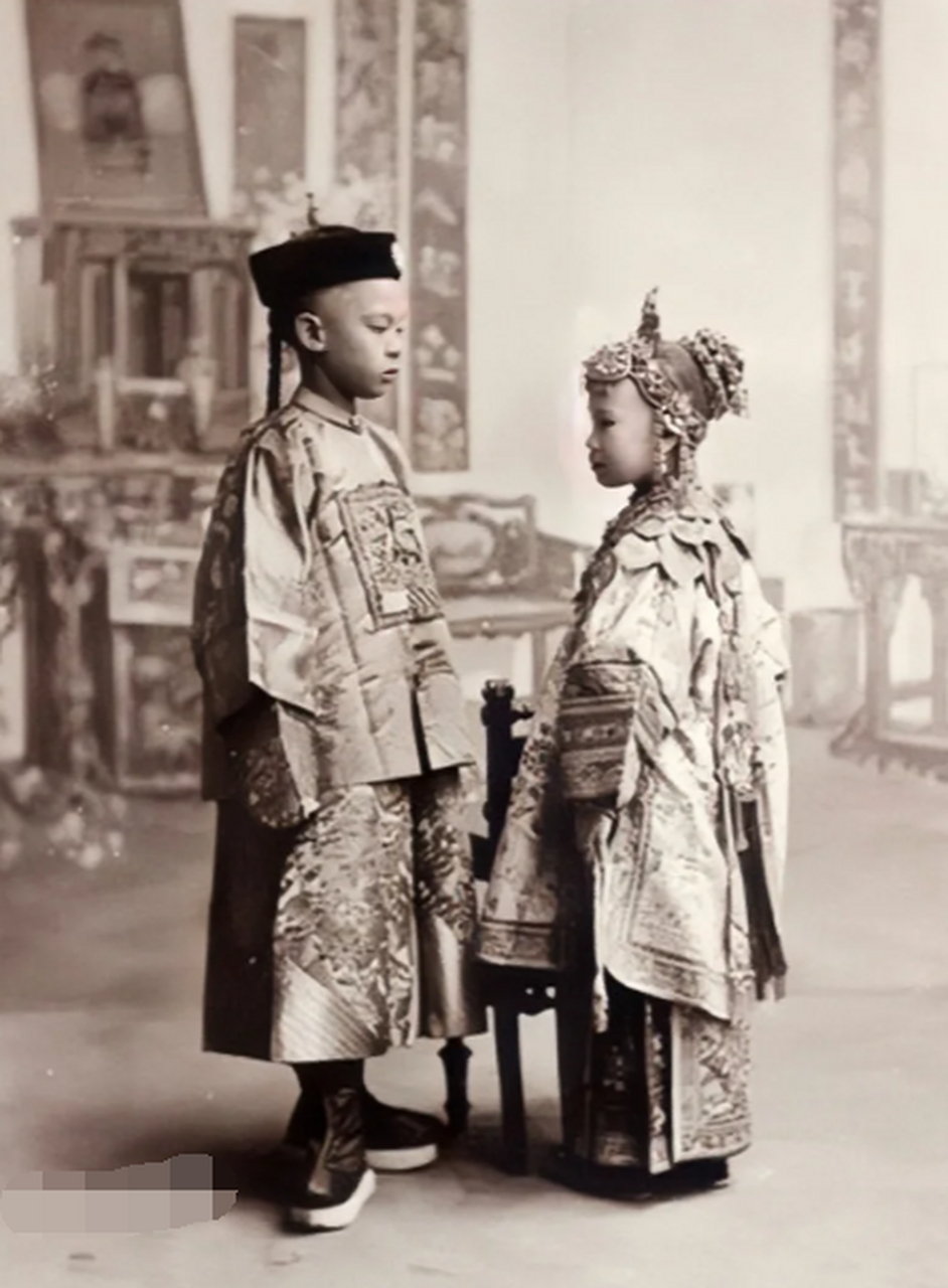 1910年,山西祁县,一对童婚夫妻带着孩子,拍下这张全家福.