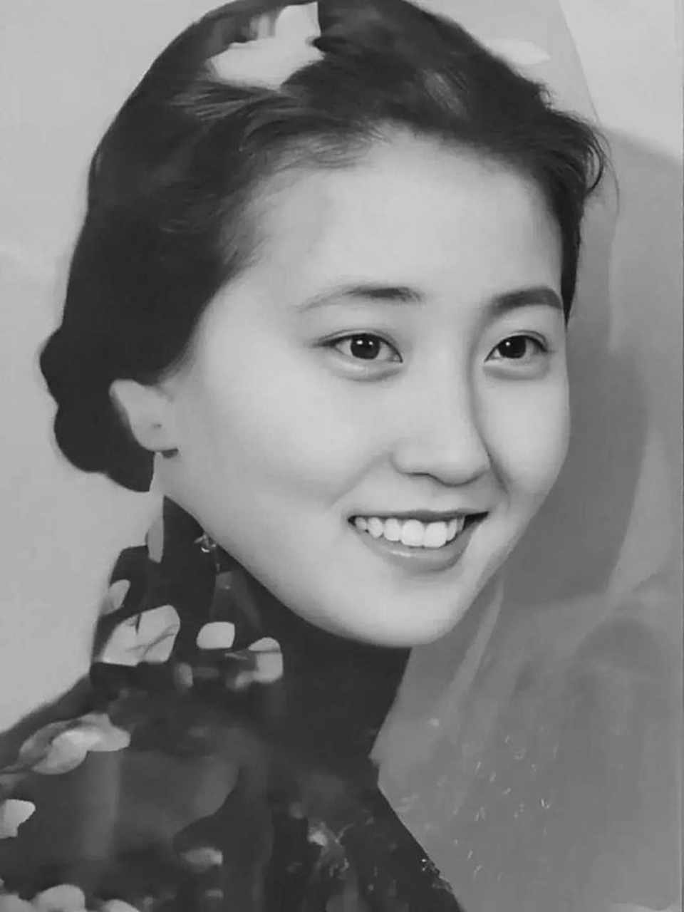 上世纪30年代,一张照片展现了当时著名歌唱家蒋英少女时的风采.