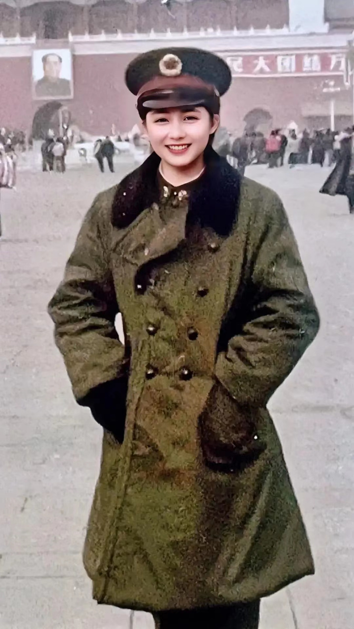 高小辉是一名1987年11月入伍的女兵.