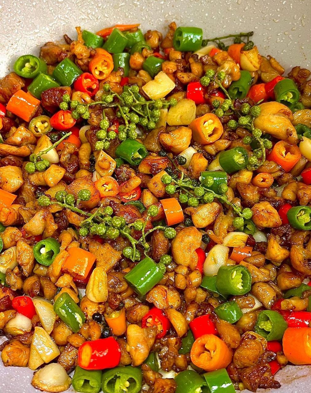 双椒鸡丁也太香了! 食材: 鸡腿,青红辣椒,青花椒 步骤: 1?