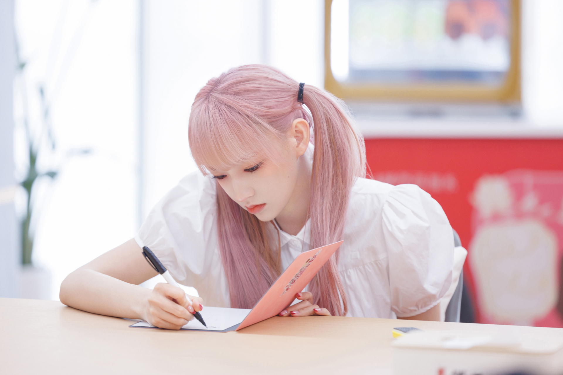 程潇 粉发洋娃娃造型,眼神当中还有一丝俏皮可爱