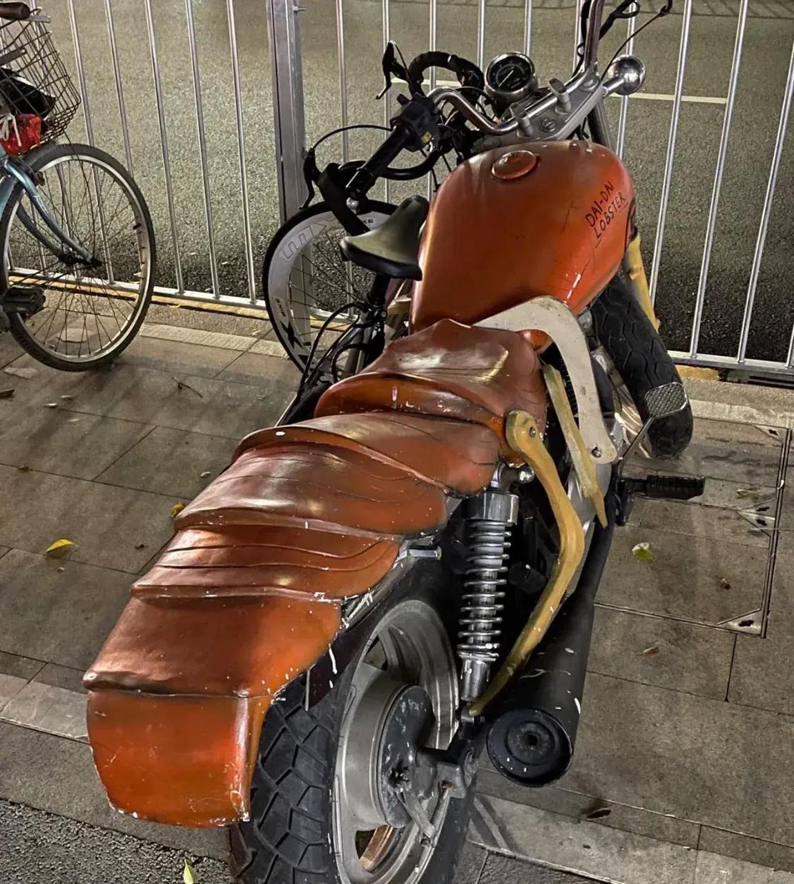 网友:车主是有多喜欢蟑螂,才会把车做成蟑螂的模样[三哈][三哈]