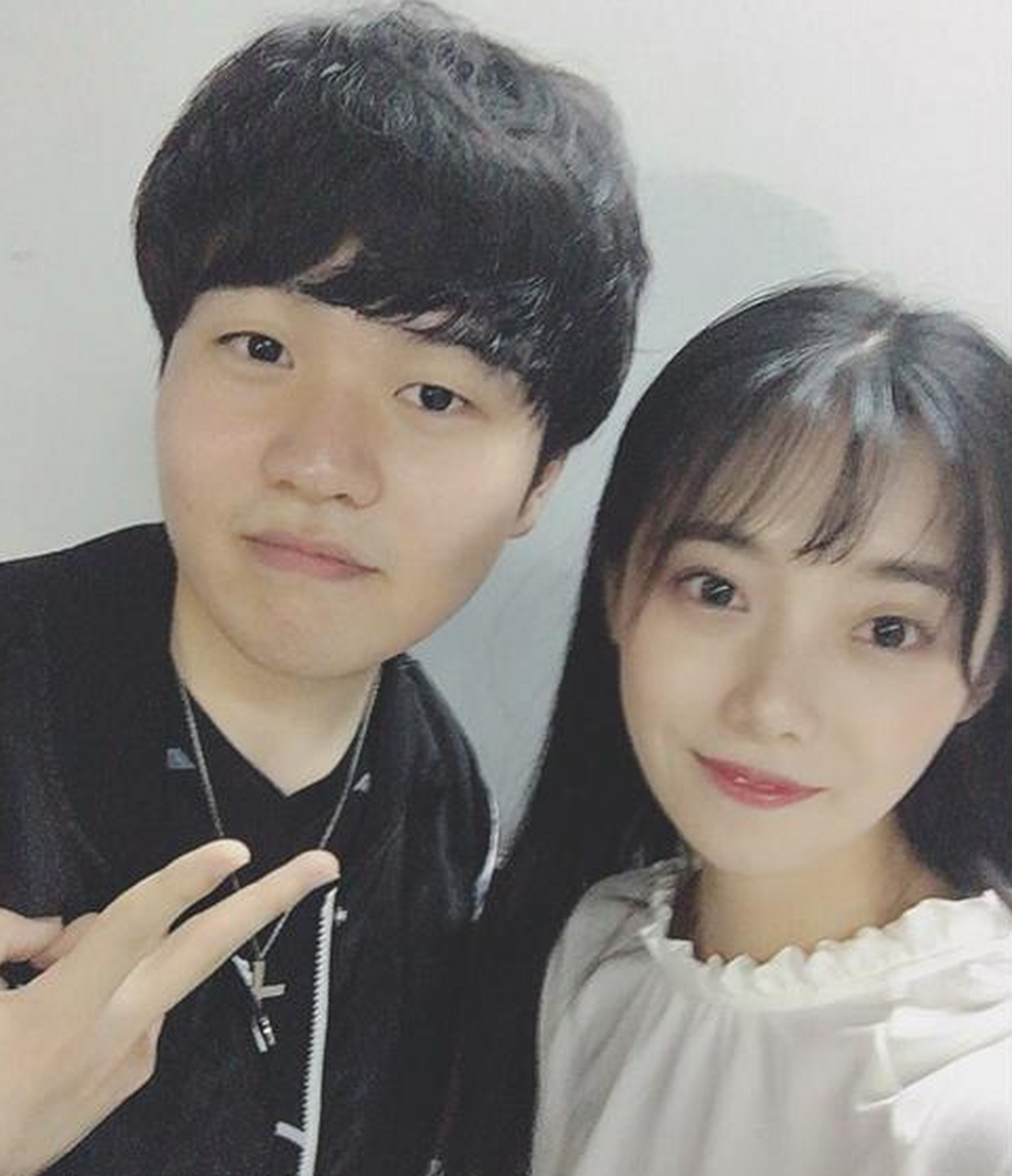 小钰好友称rookie配不上小钰引起粉丝讨论  在小钰一档喝酒聊天的个人