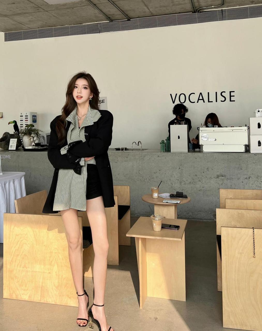 175身高性感大长腿美女,西装配衬衣风格