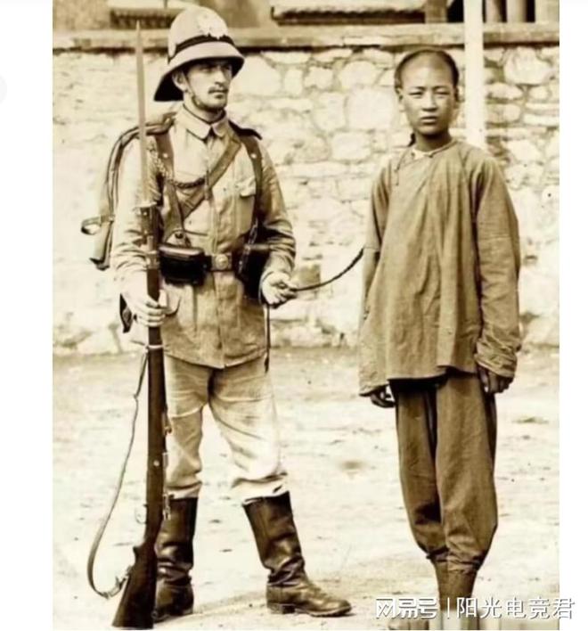 1900年,八国联军入侵中国,他们打着扶清灭洋的幌子,到处抢掠百姓,烧杀