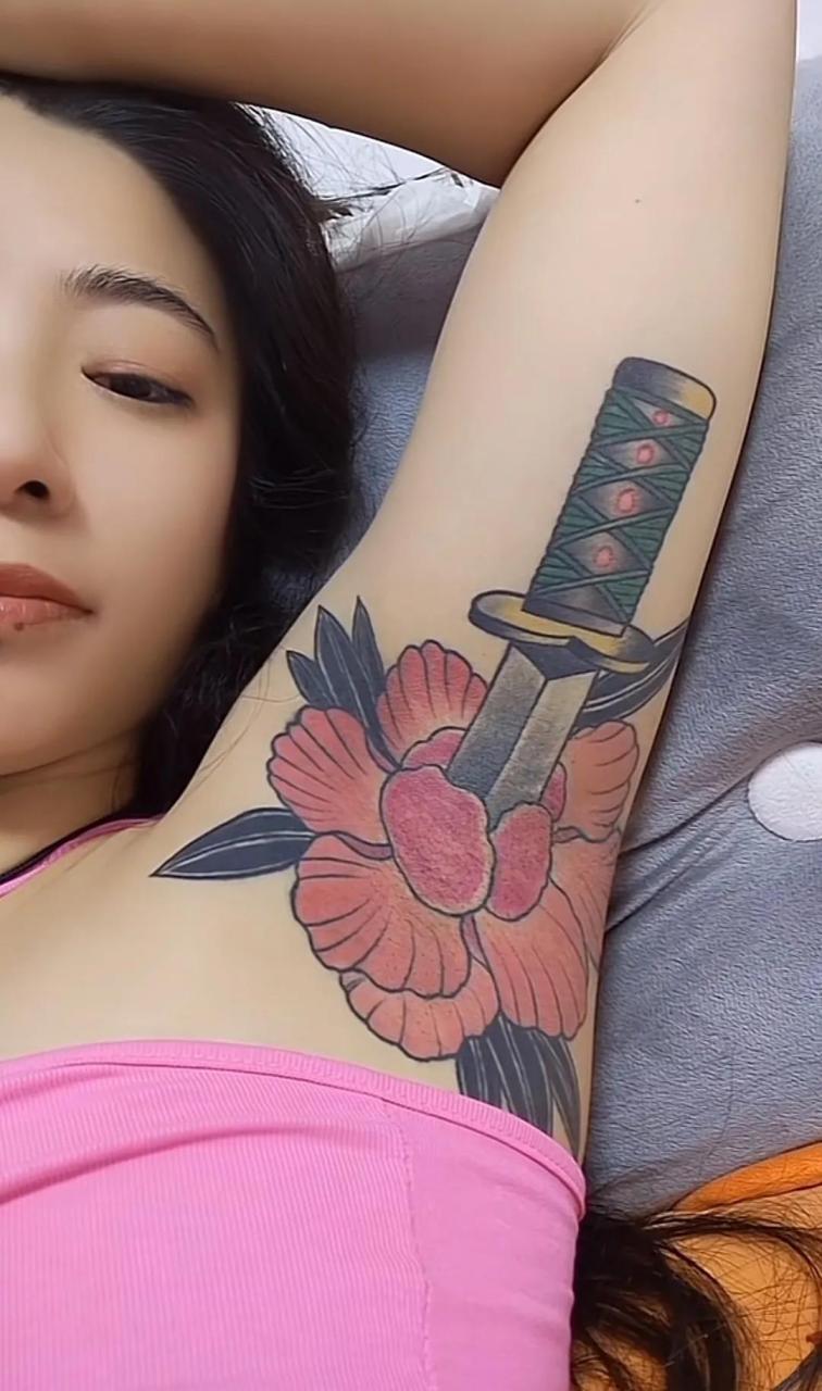 不懂就要问,这左胳肢窝和右胳肢窝纹身什么寓意?