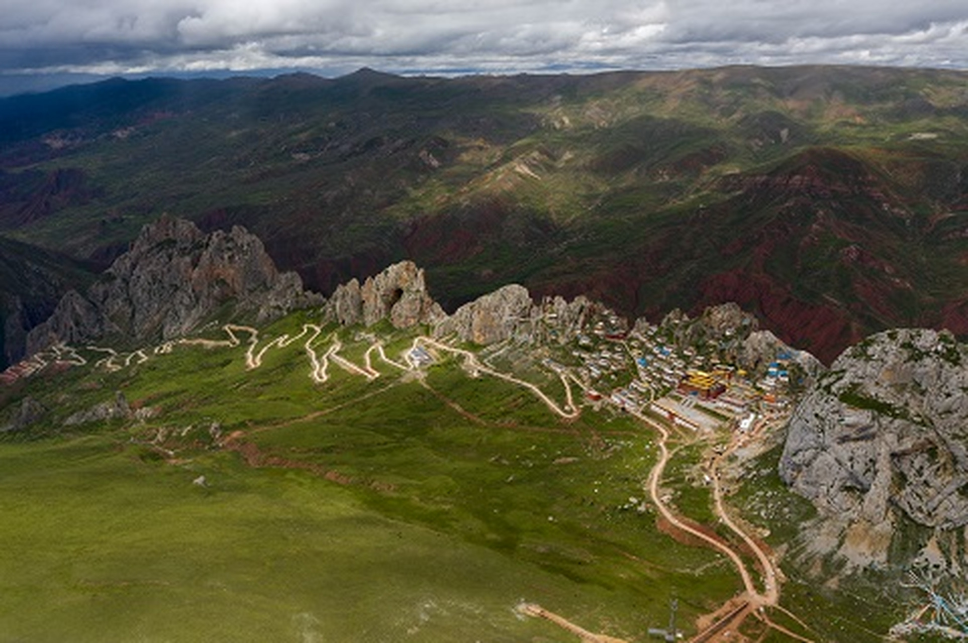 孜珠山,孜珠寺航拍—位于西藏东部昌都地区丁青县,海拔4800米左右